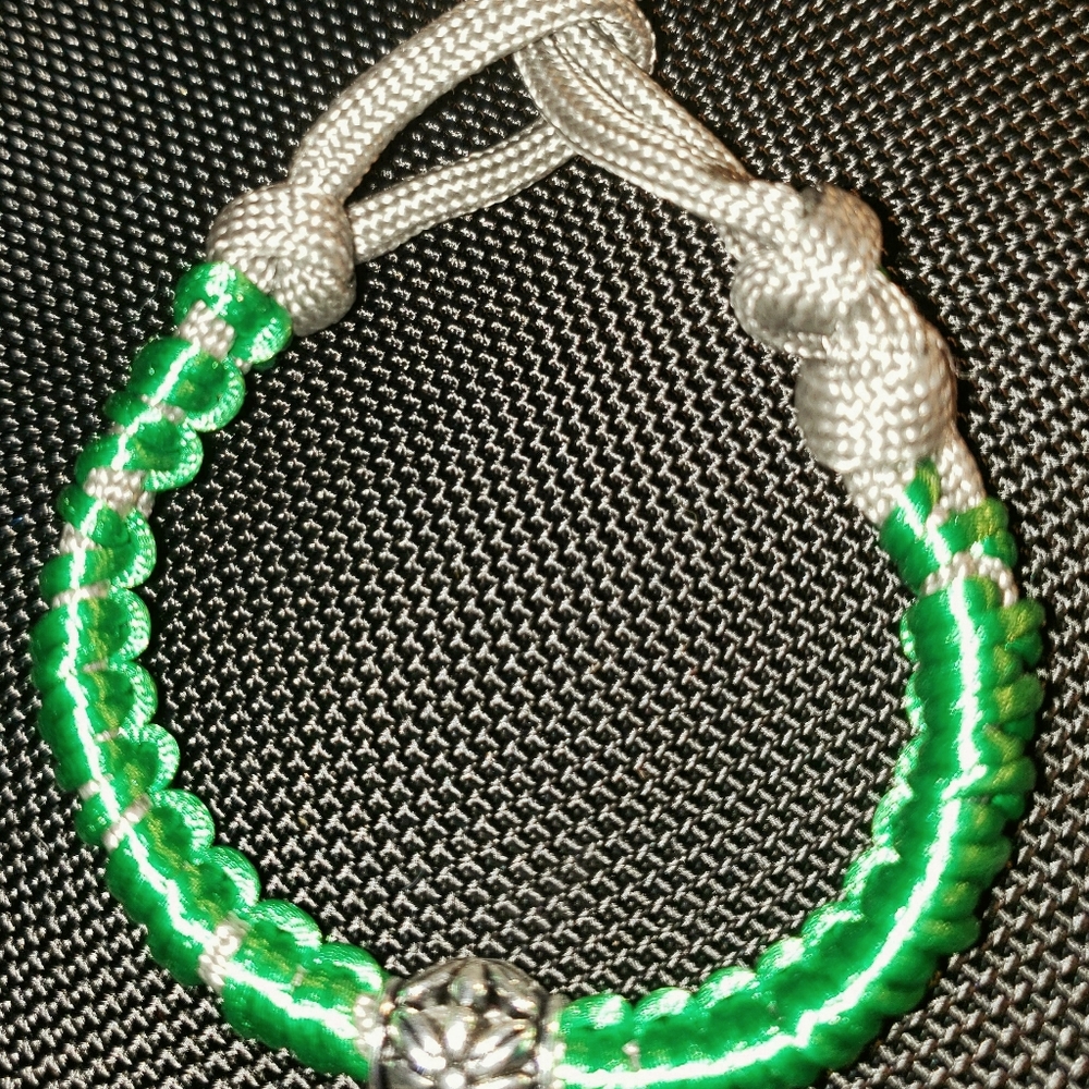 Not and loop closure bracelets